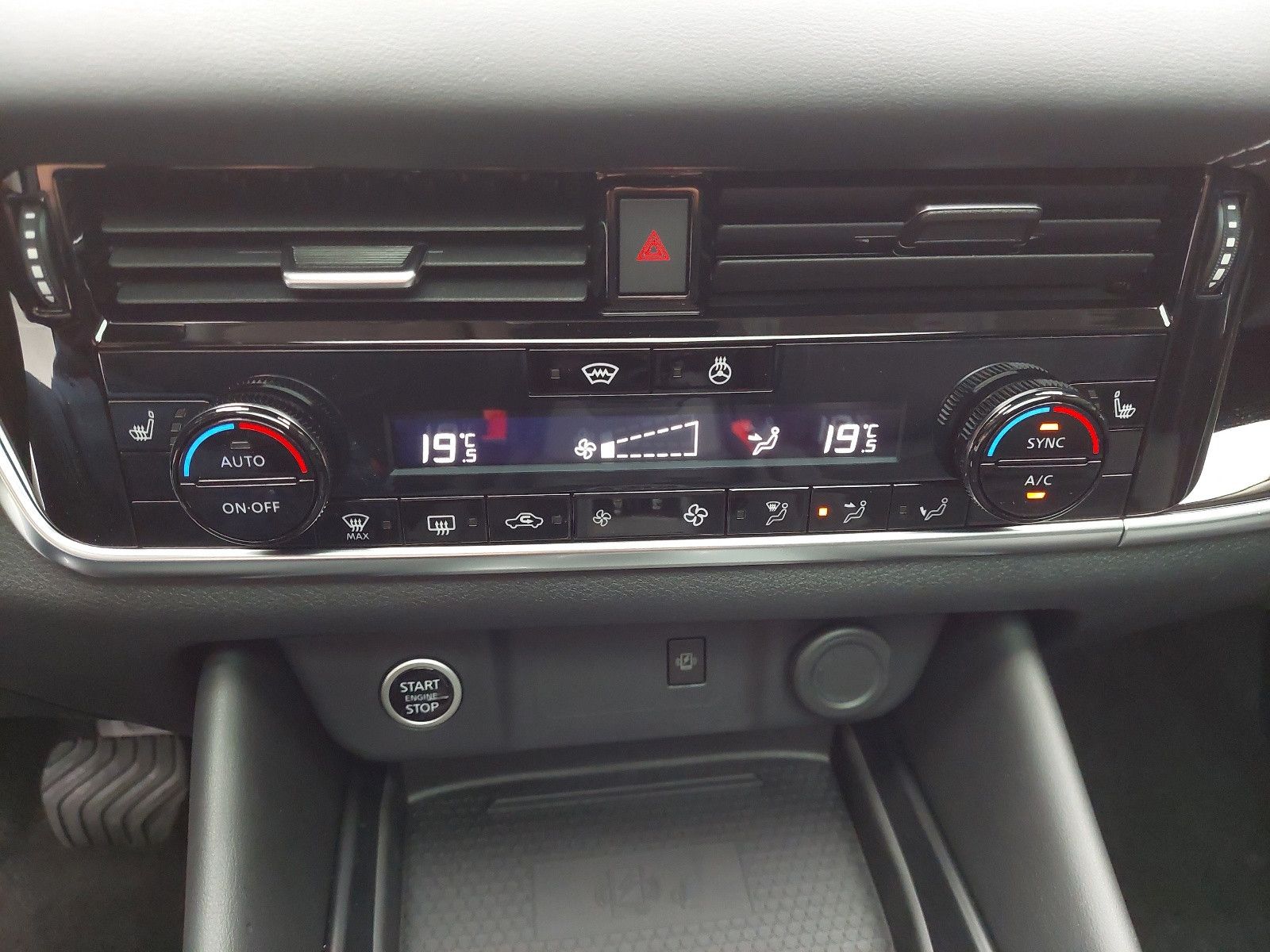 Fahrzeugabbildung Nissan QASHQAI 1.3 DIG-T MHEV Xtronic N-CONNECTA