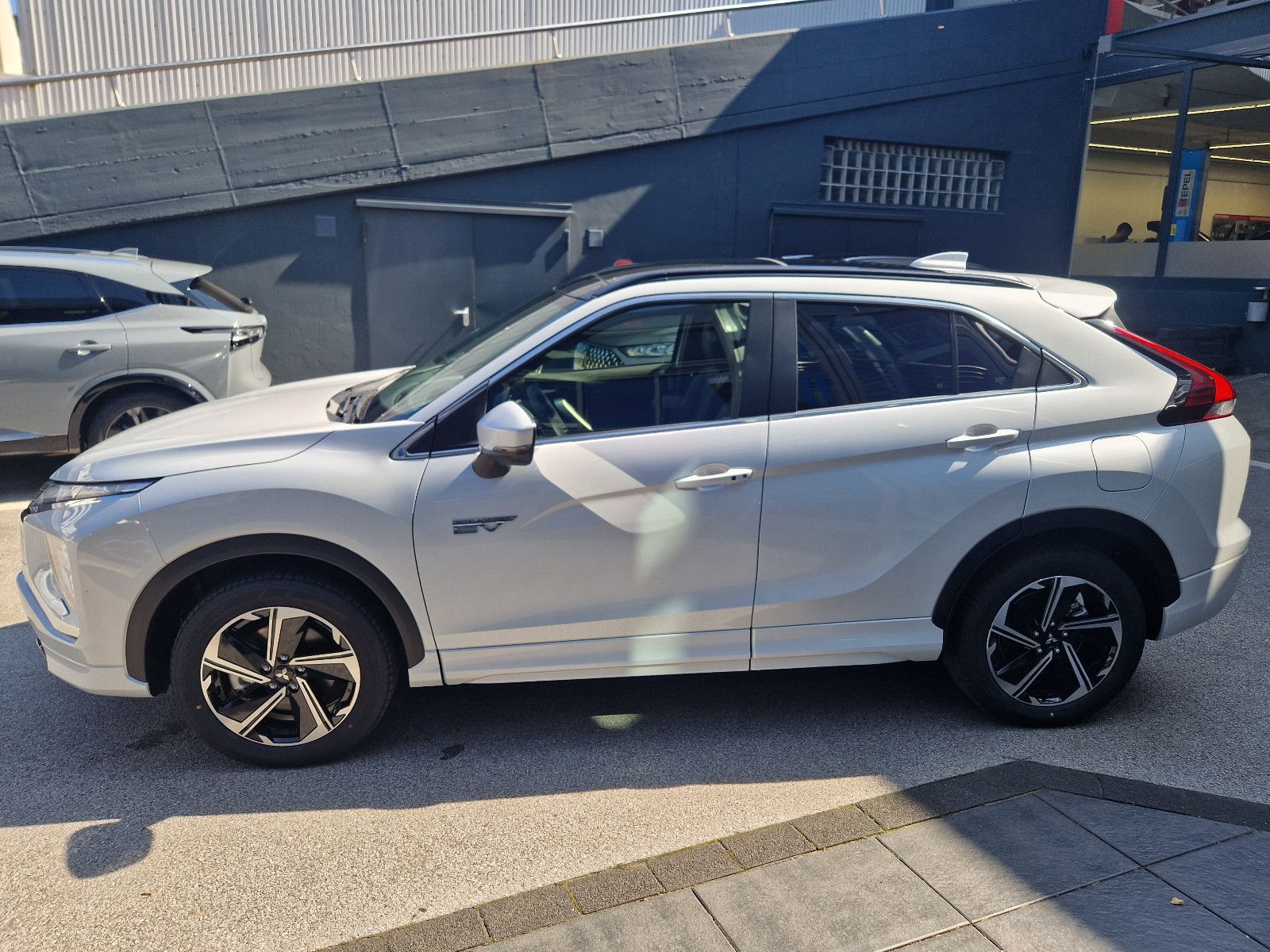 Fahrzeugabbildung Mitsubishi ECLIPSE CROSS 2.4 PLUG-IN HYBRID TOP 4WD