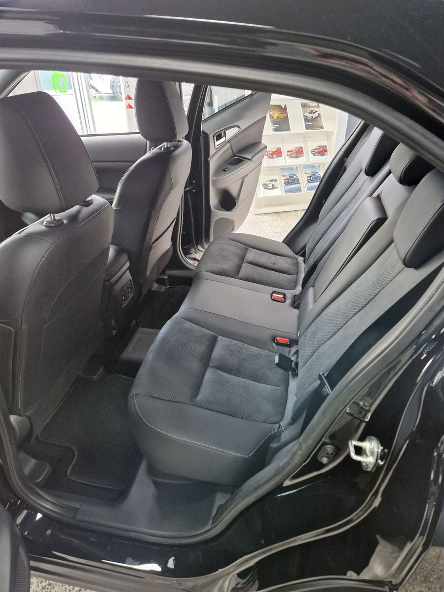 Fahrzeugabbildung Mitsubishi Eclipse Cross 2.4 PLUG-IN HYBRID 4WD SELECT
