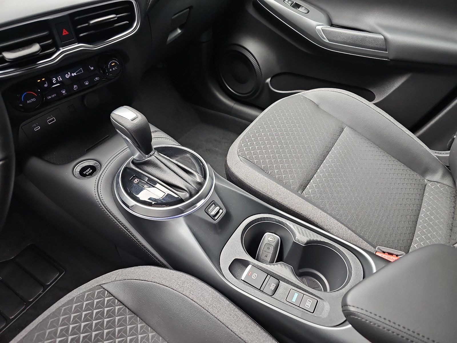 Fahrzeugabbildung Nissan JUKE 1.6 Hybrid N-CONNECTA