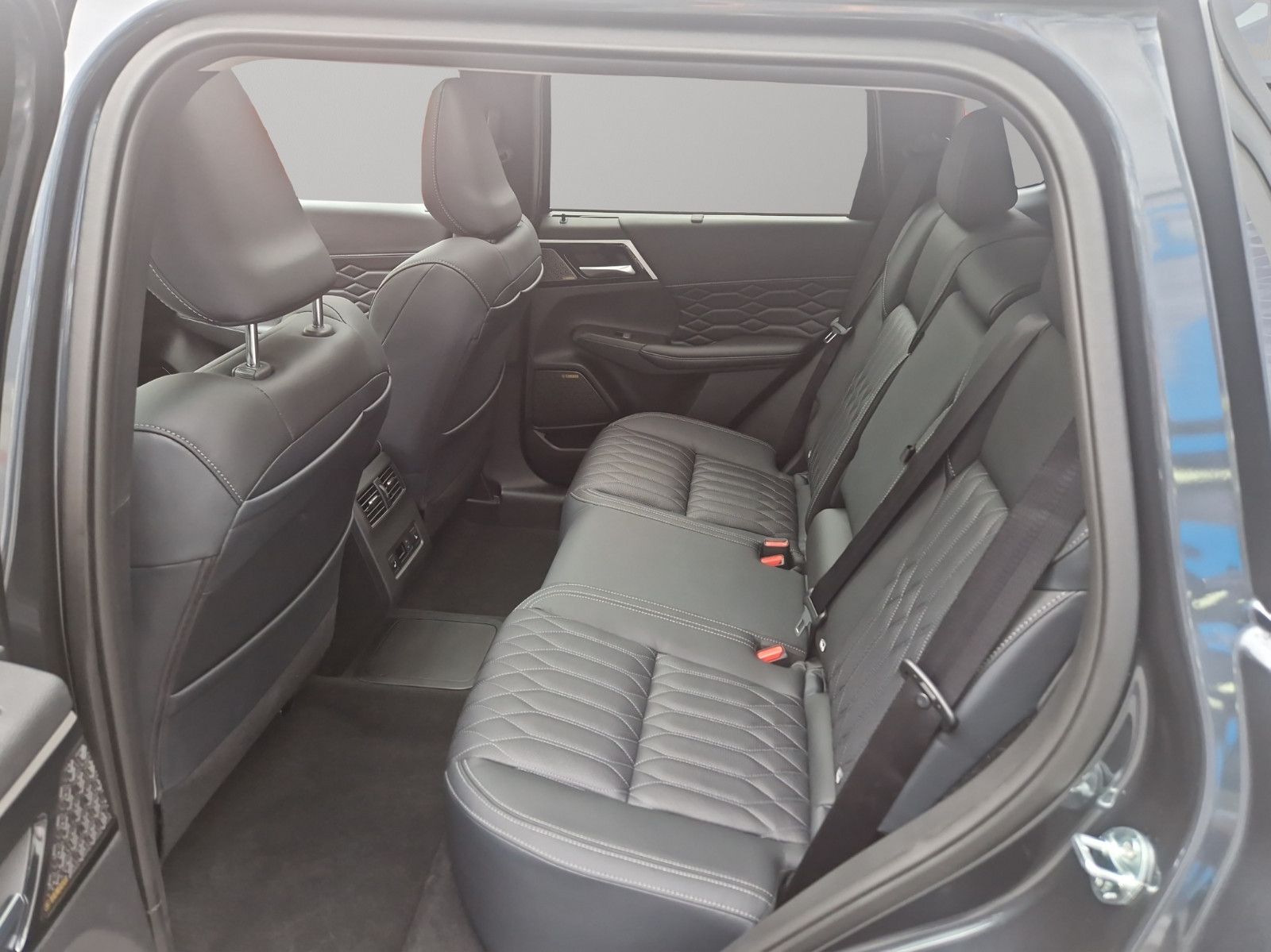 Fahrzeugabbildung Mitsubishi OUTLANDER 2.4 PHEV TOP 4WD