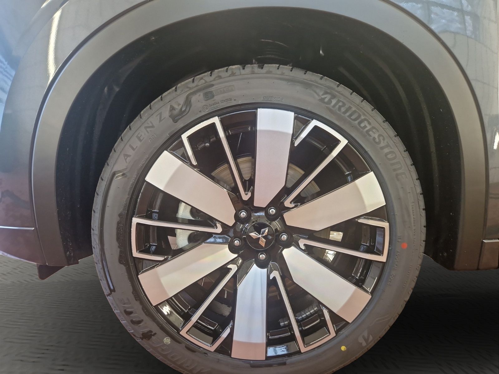 Fahrzeugabbildung Mitsubishi OUTLANDER 2.4 PHEV TOP 4WD