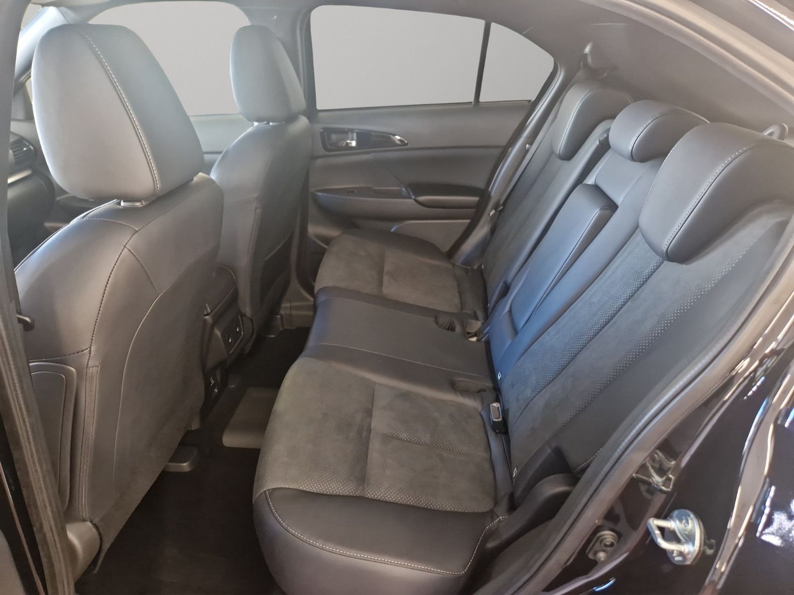 Fahrzeugabbildung Mitsubishi Eclipse Cross 2.4 PLUG-IN HYBRID 4WD SELECT