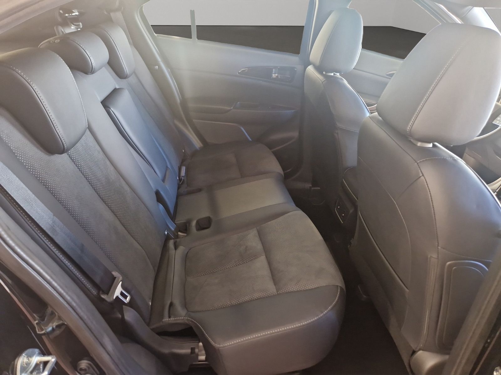 Fahrzeugabbildung Mitsubishi Eclipse Cross 2.4 PLUG-IN HYBRID 4WD SELECT
