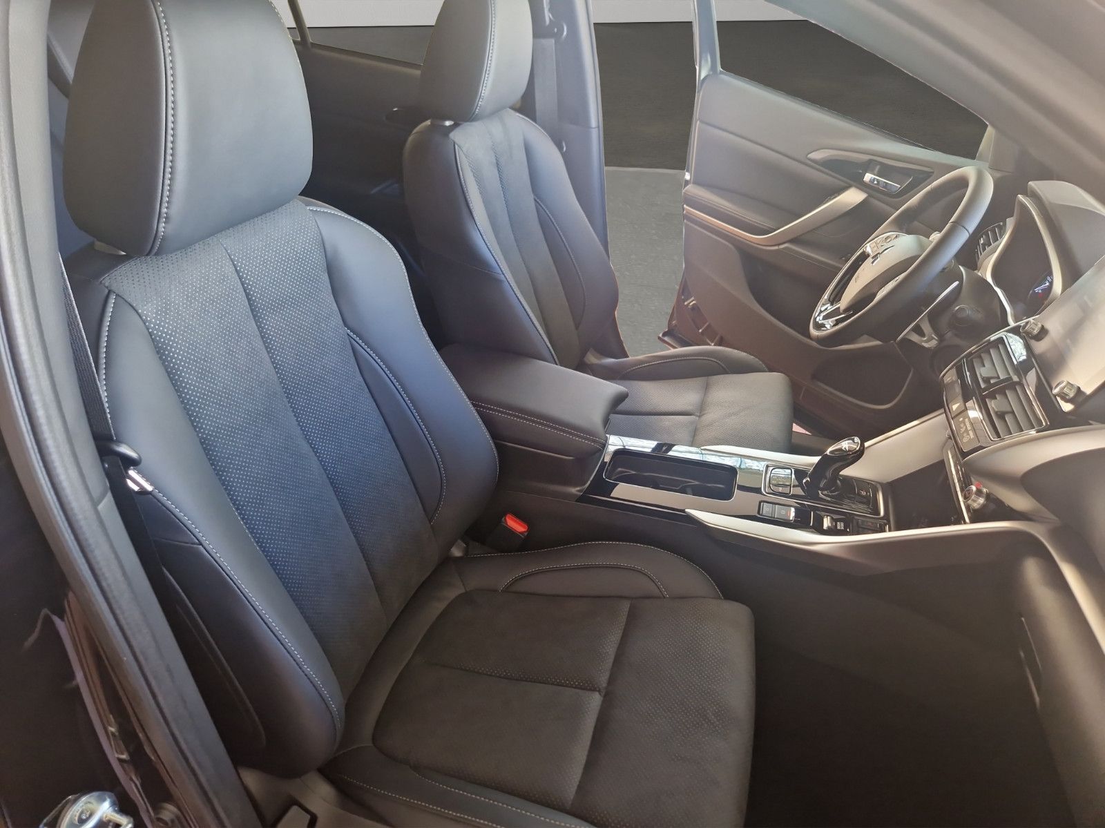 Fahrzeugabbildung Mitsubishi Eclipse Cross 2.4 PLUG-IN HYBRID 4WD SELECT