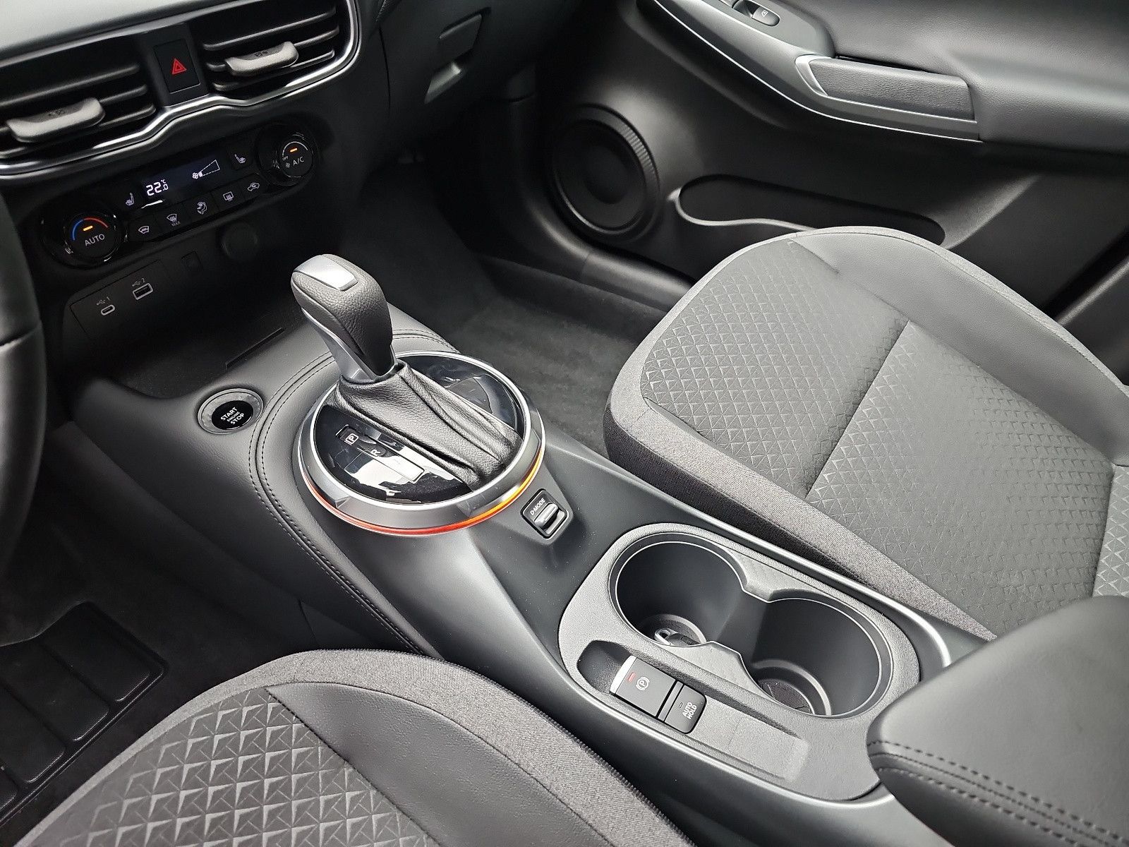 Fahrzeugabbildung Nissan JUKE 1.0 DIG-T N-CONNECTA DCT