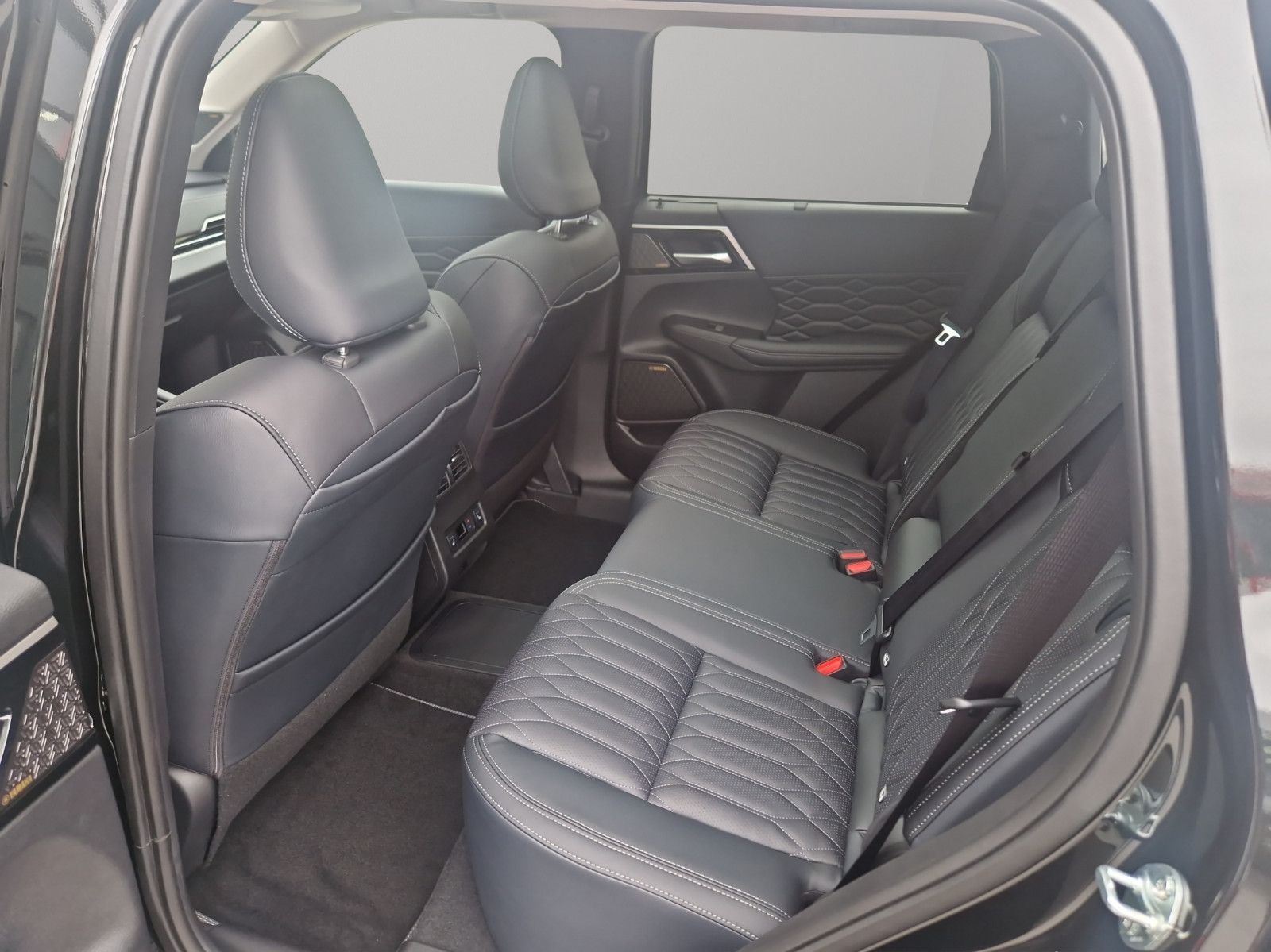 Fahrzeugabbildung Mitsubishi OUTLANDER 2.4 PHEV TOP 4WD