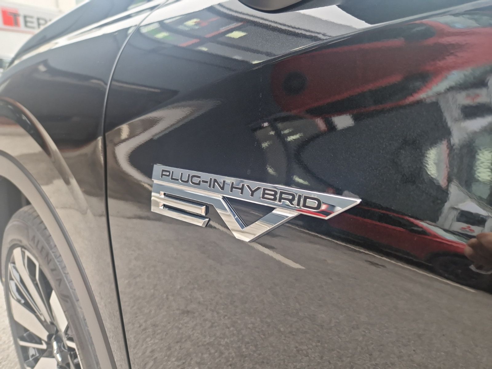 Fahrzeugabbildung Mitsubishi OUTLANDER 2.4 PHEV TOP 4WD