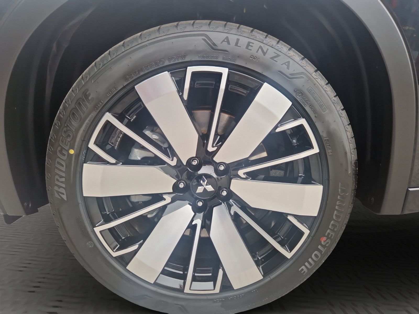 Fahrzeugabbildung Mitsubishi OUTLANDER 2.4 PHEV TOP 4WD