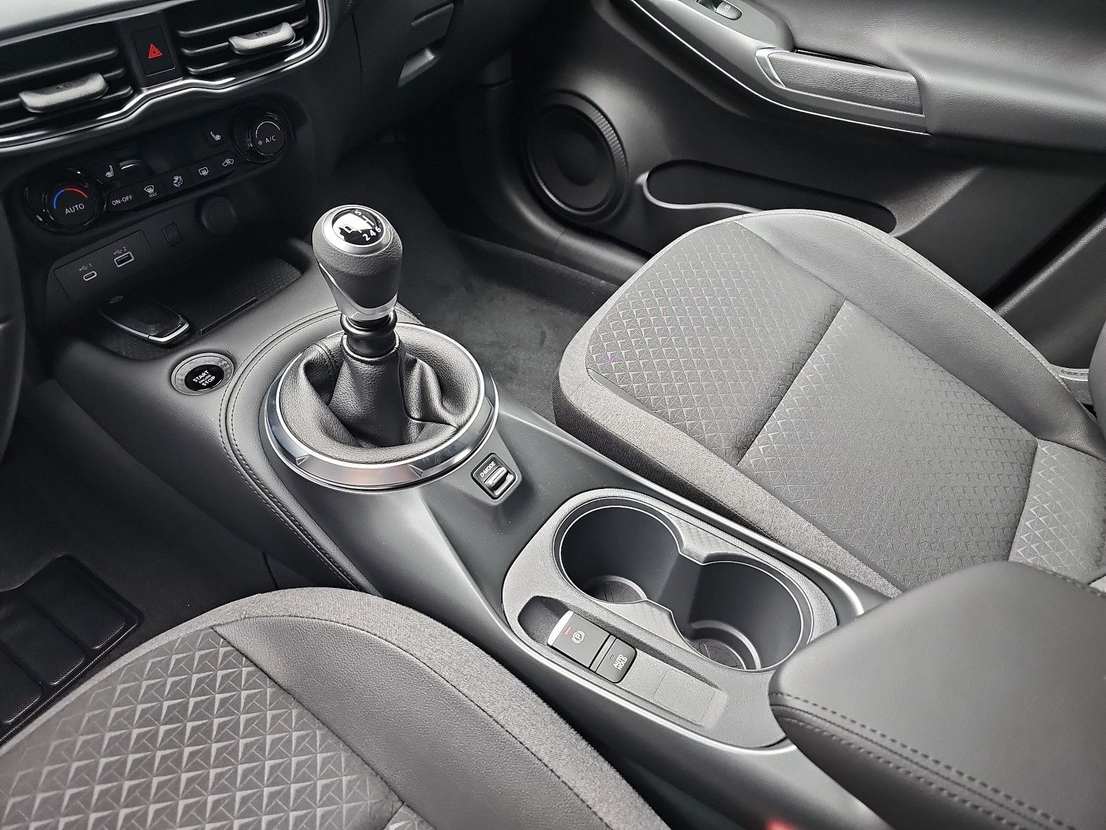 Fahrzeugabbildung Nissan JUKE 1.0 DIG-T N-CONNECTA / WINTER-PAKET