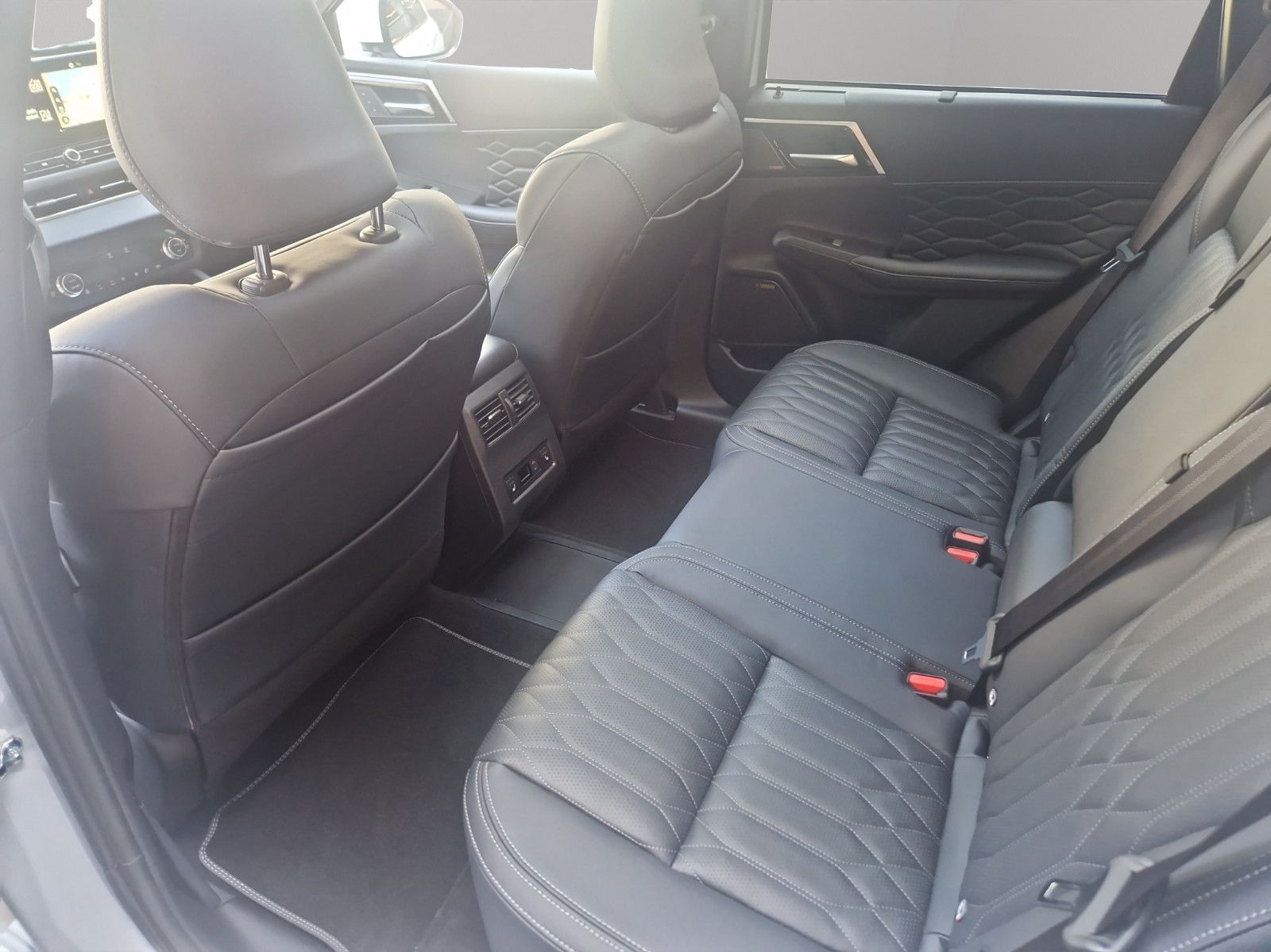 Fahrzeugabbildung Mitsubishi OUTLANDER 2.4 PHEV TOP 4WD