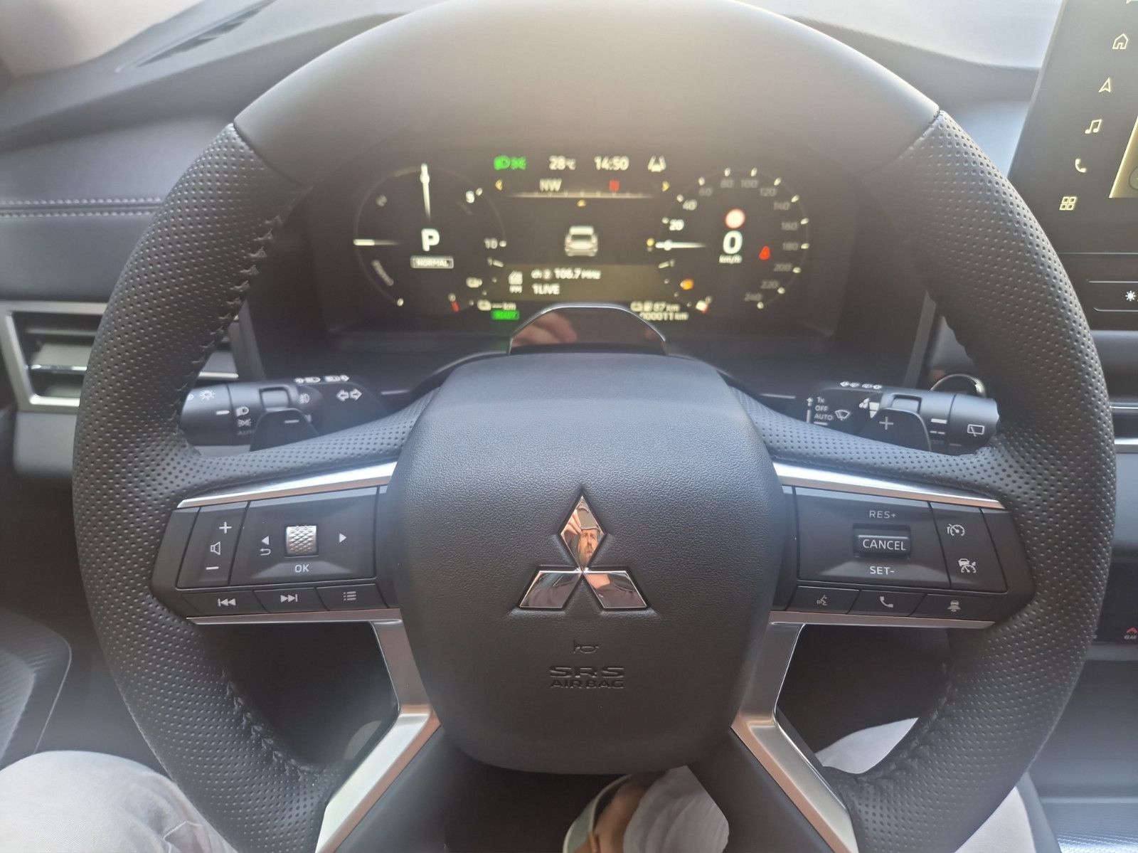 Fahrzeugabbildung Mitsubishi OUTLANDER 2.4 PHEV TOP 4WD