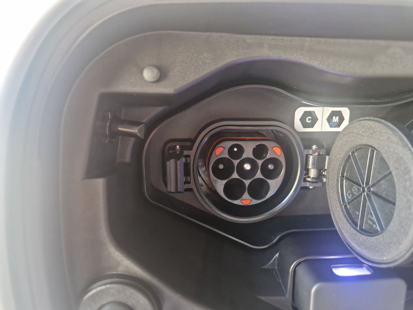 Fahrzeugabbildung Mitsubishi OUTLANDER 2.4 PHEV TOP 4WD