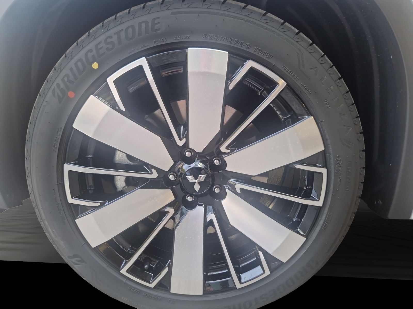 Fahrzeugabbildung Mitsubishi OUTLANDER 2.4 PHEV TOP 4WD