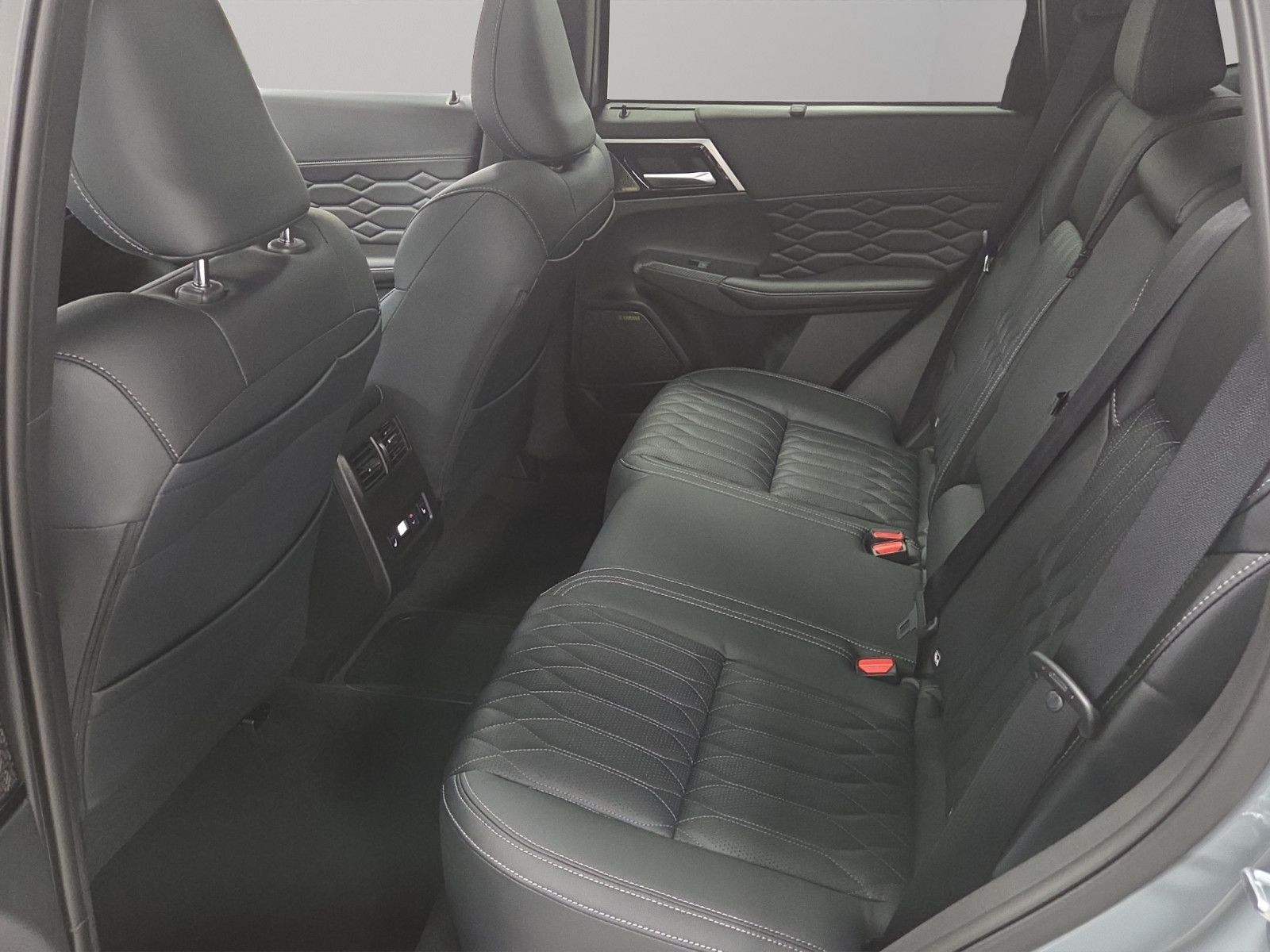 Fahrzeugabbildung Mitsubishi OUTLANDER 2.4 PHEV TOP 4WD