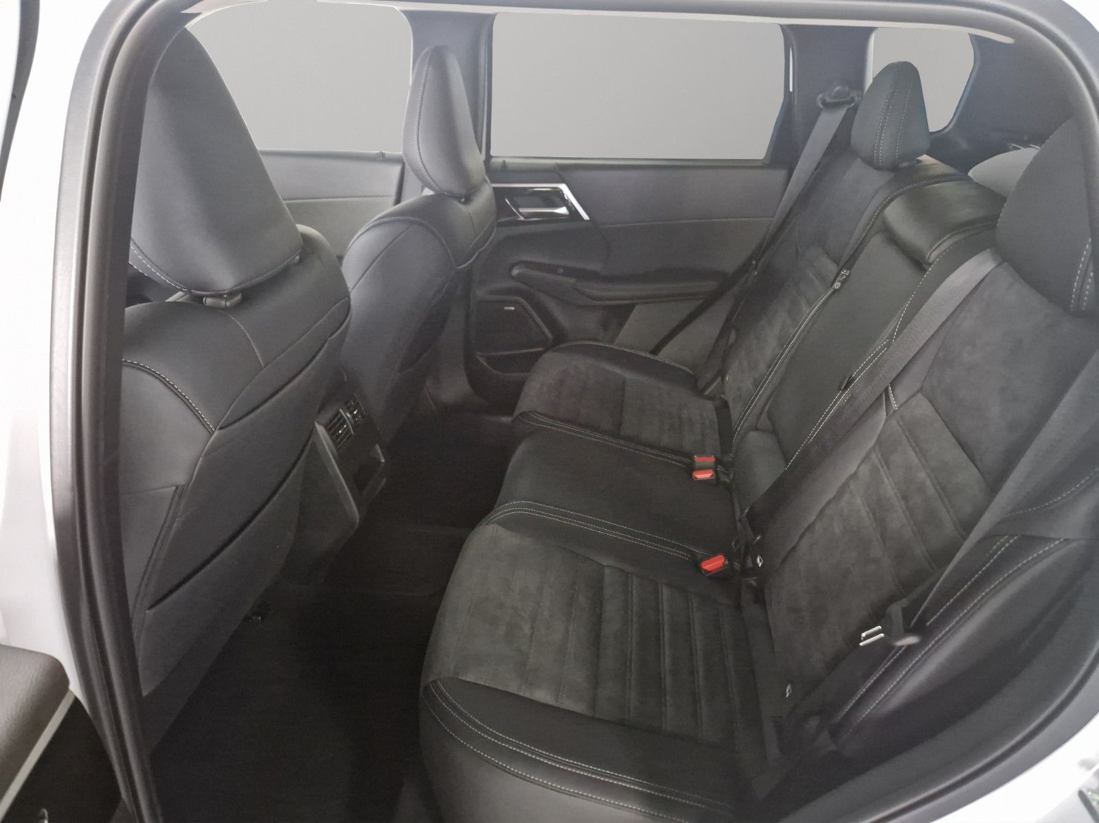 Fahrzeugabbildung Mitsubishi OUTLANDER 2.4 PHEV INTRO EDITION 4WD