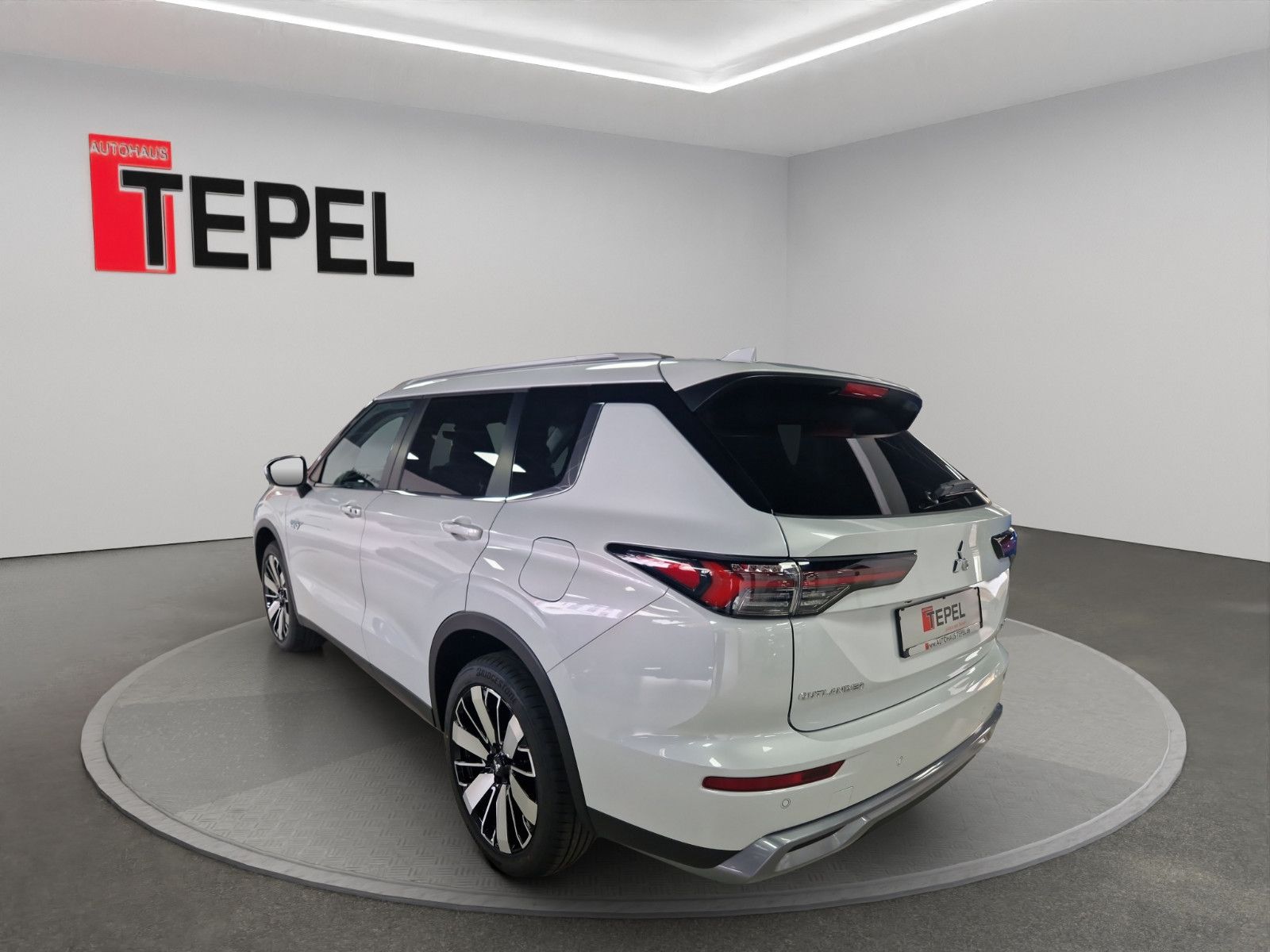 Fahrzeugabbildung Mitsubishi OUTLANDER 2.4 PHEV INTRO EDITION 4WD