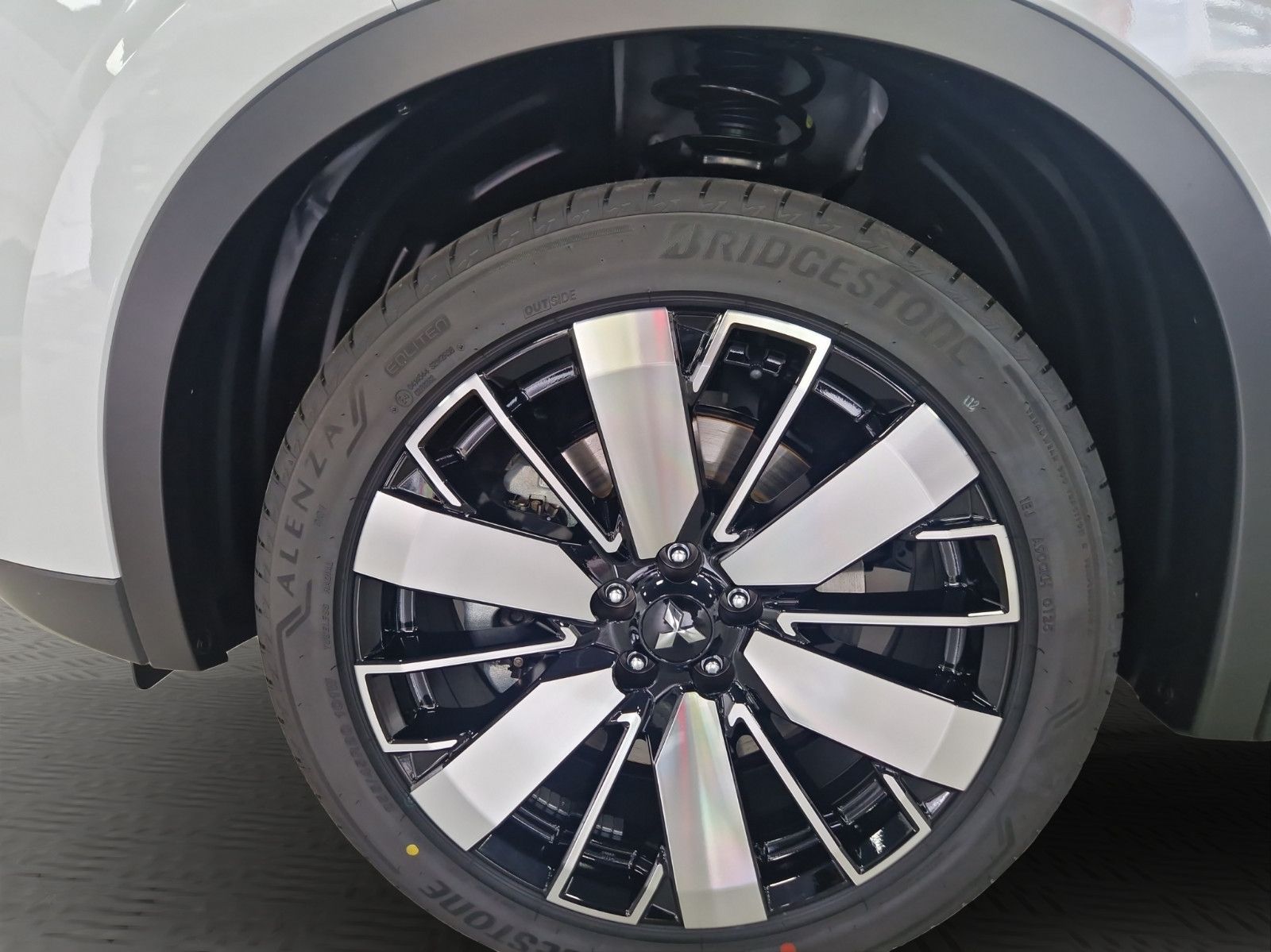 Fahrzeugabbildung Mitsubishi OUTLANDER 2.4 PHEV INTRO EDITION 4WD