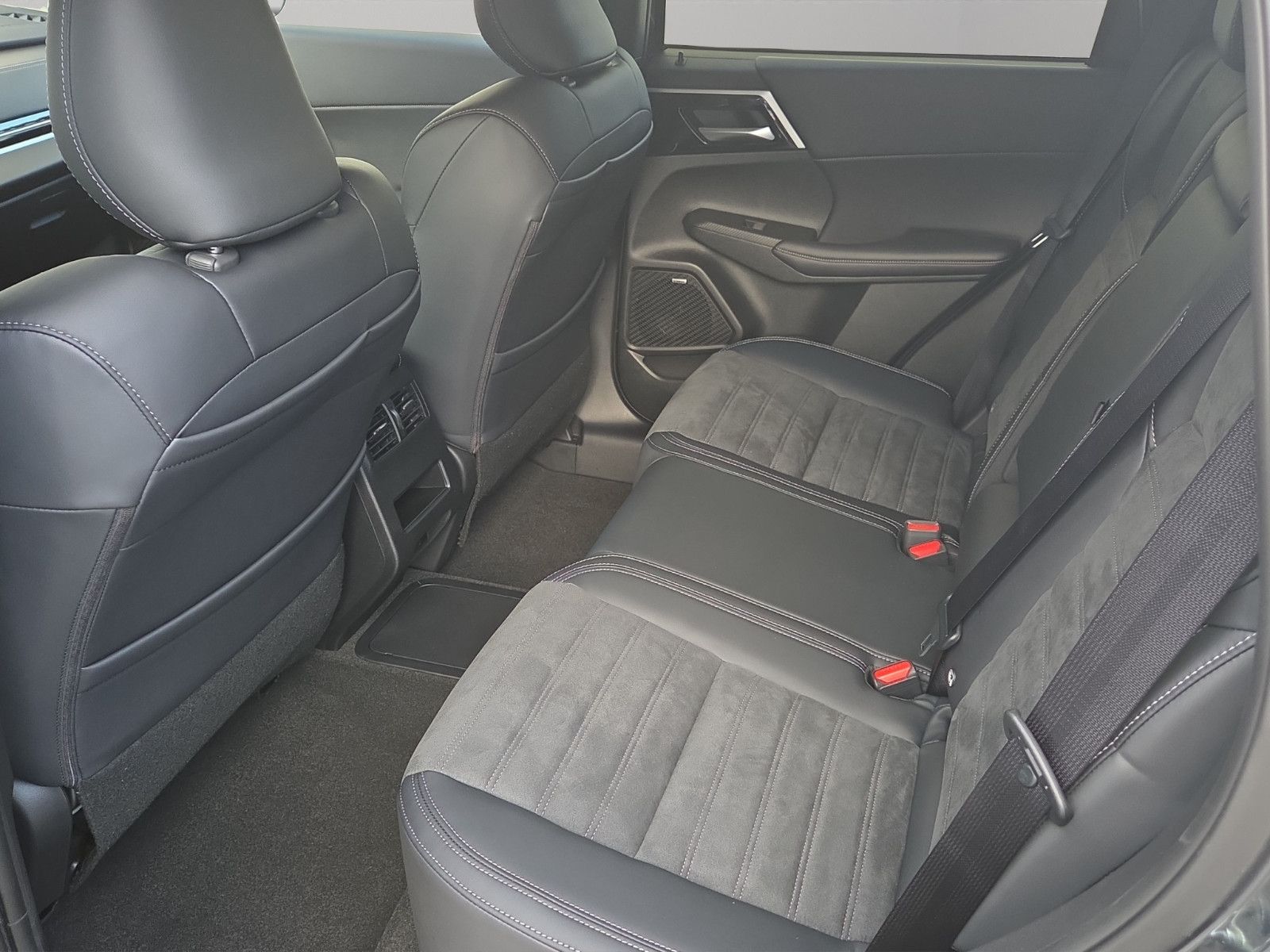 Fahrzeugabbildung Mitsubishi OUTLANDER 2.4 PHEV INTRO EDITION 4WD