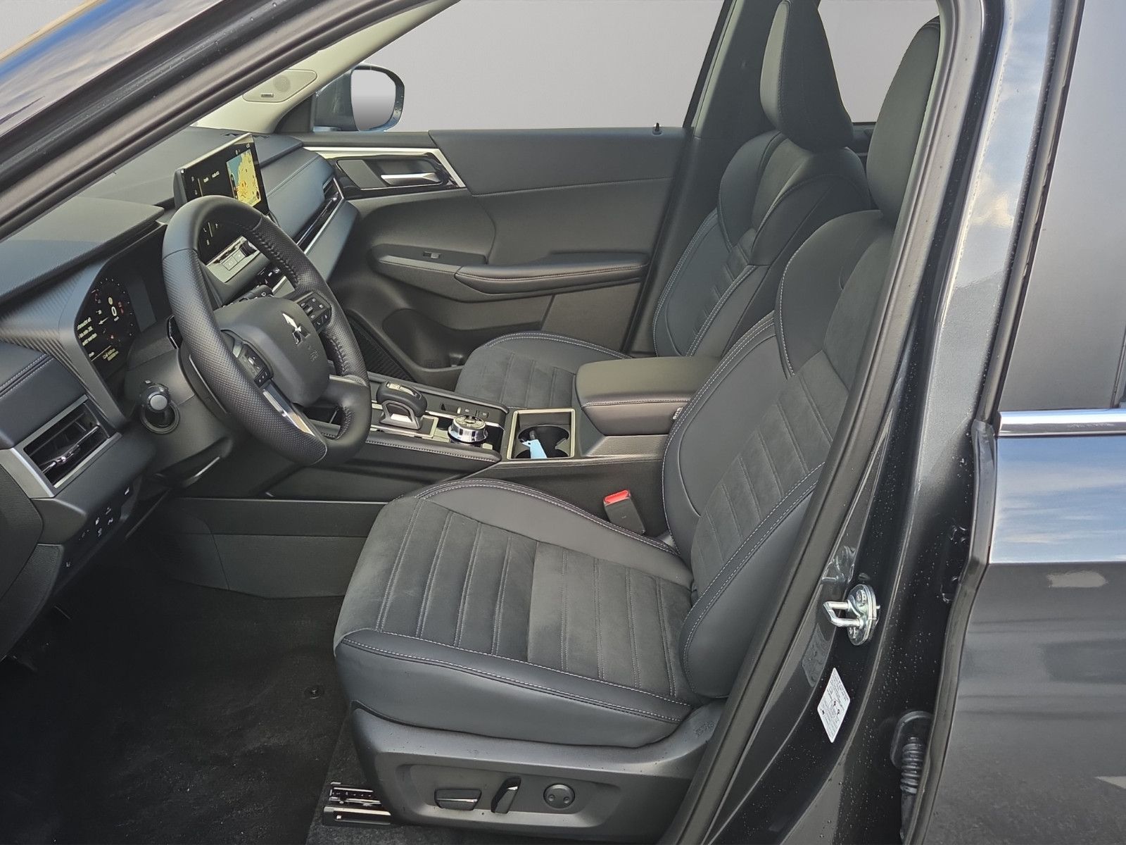 Fahrzeugabbildung Mitsubishi OUTLANDER 2.4 PHEV INTRO EDITION 4WD