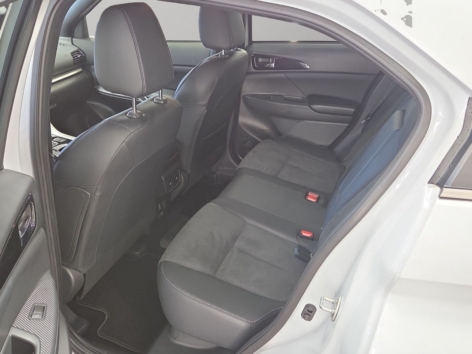 Fahrzeugabbildung Mitsubishi ECLIPSE CROSS 2.4 PLUG-IN HYBRID SELECT 4WD