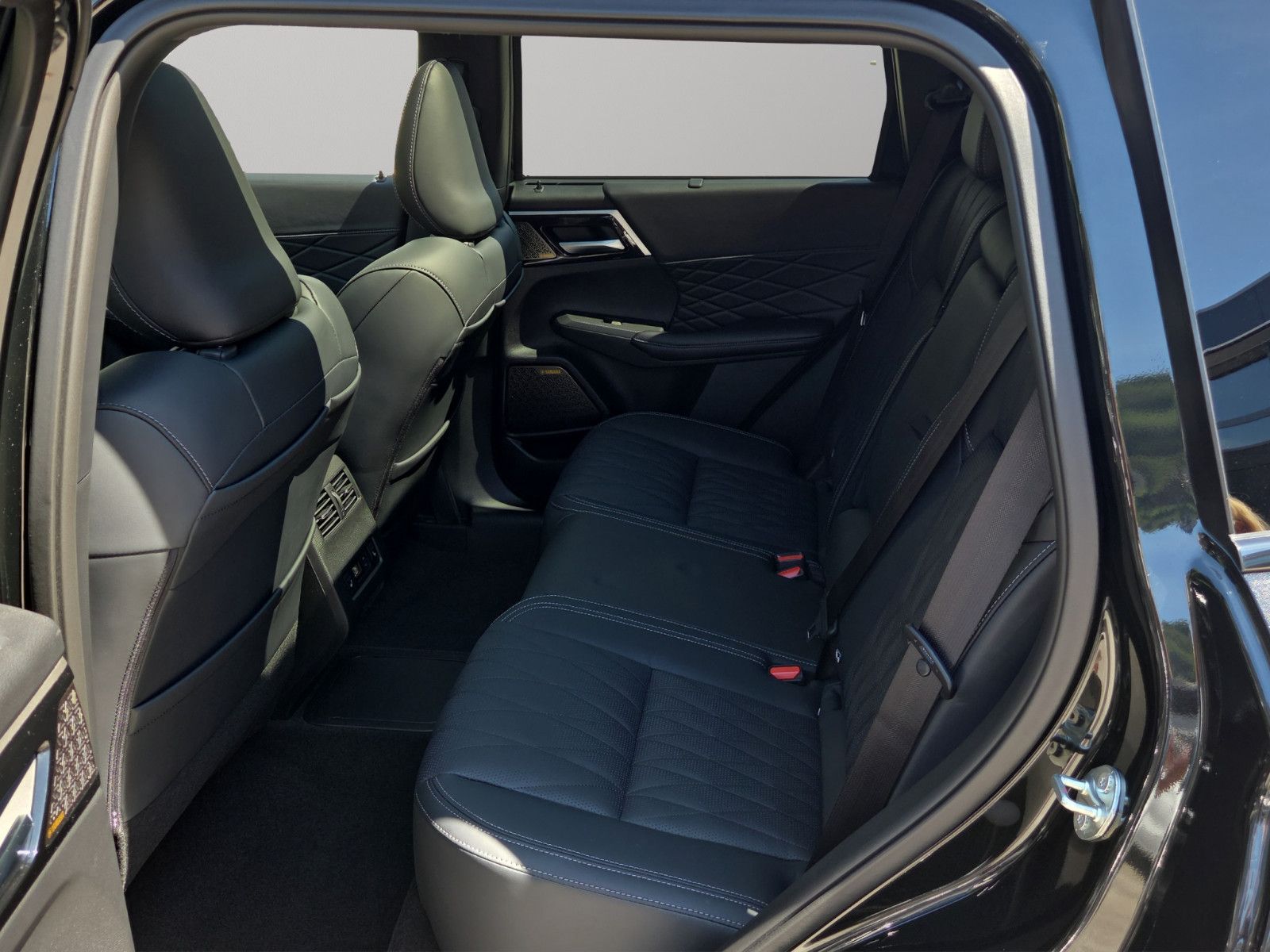 Fahrzeugabbildung Mitsubishi OUTLANDER 2.4 PHEV BLACK EDITION 4WD