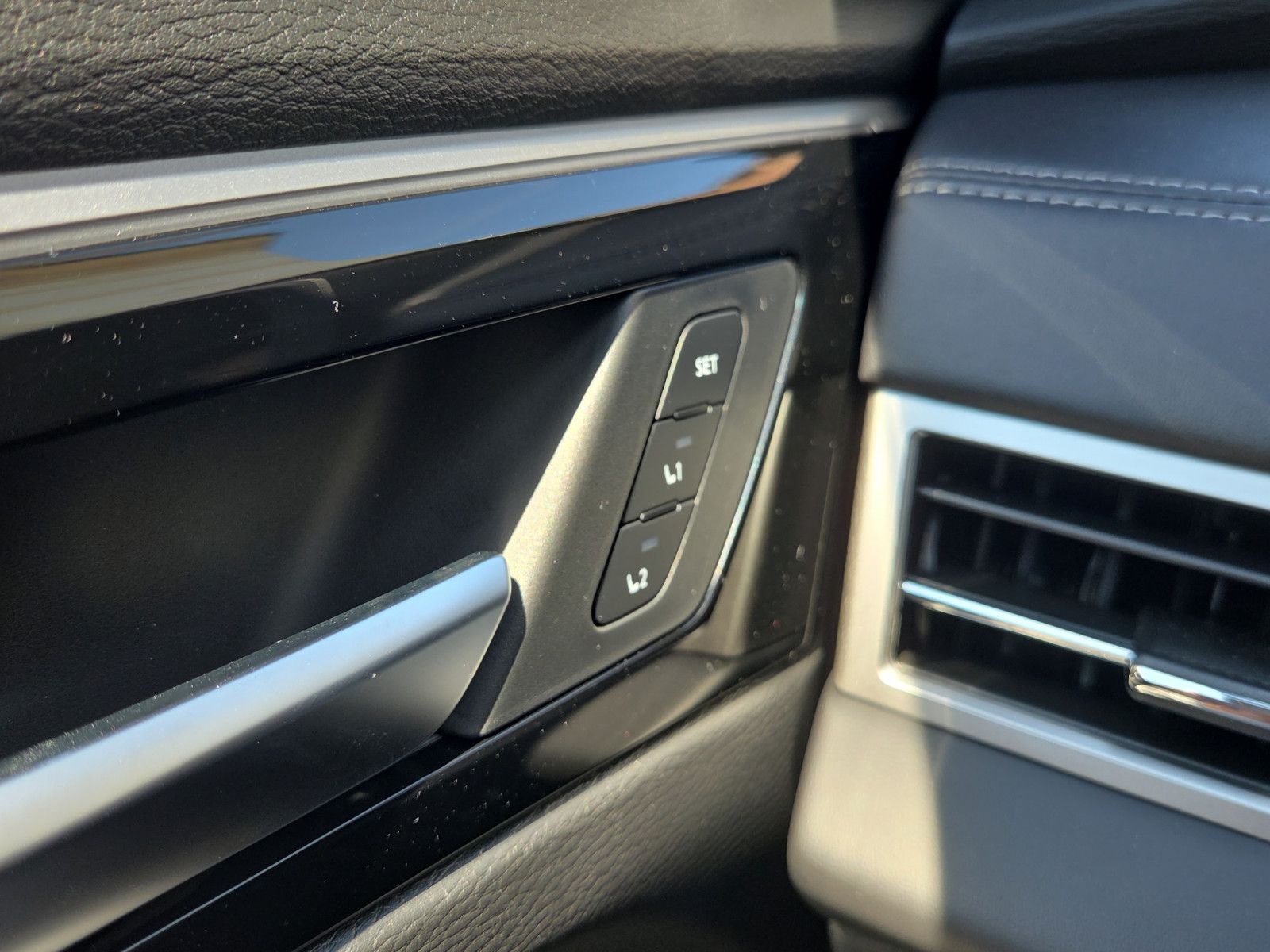 Fahrzeugabbildung Mitsubishi OUTLANDER 2.4 PHEV BLACK EDITION 4WD