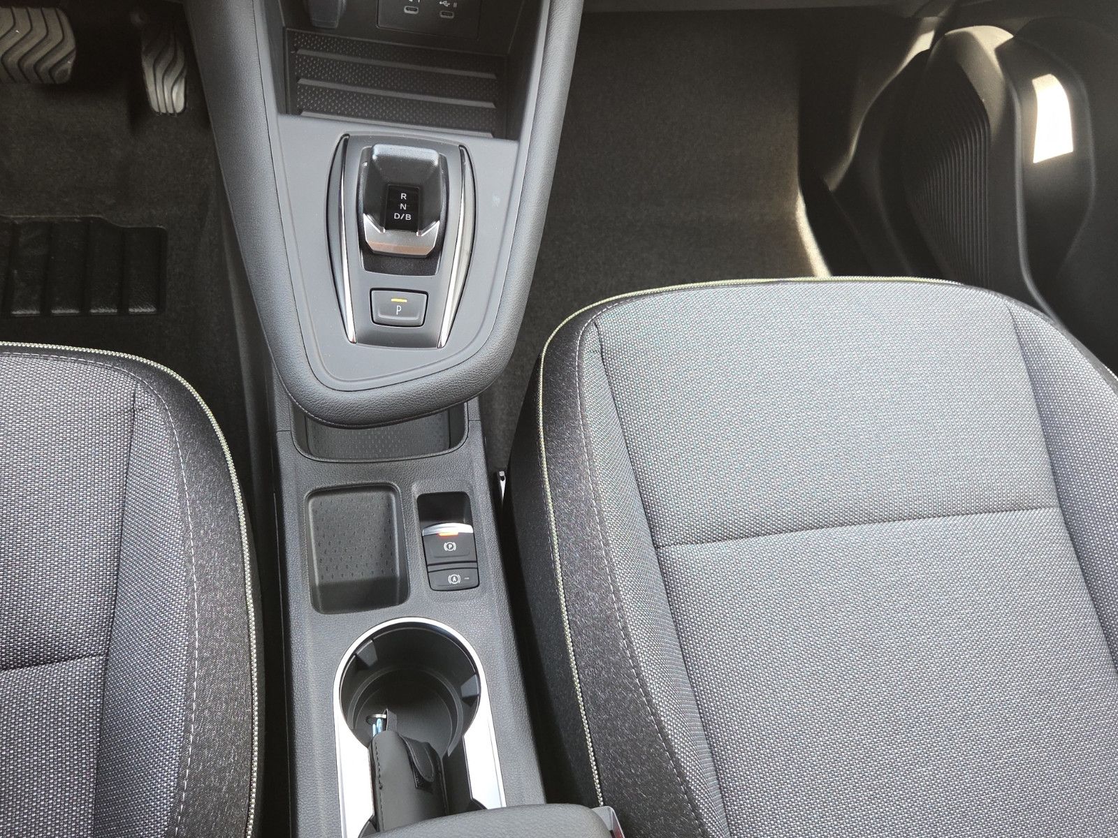 Fahrzeugabbildung Mitsubishi GRANDIS 1.8 HYBRID INTRO EDITION