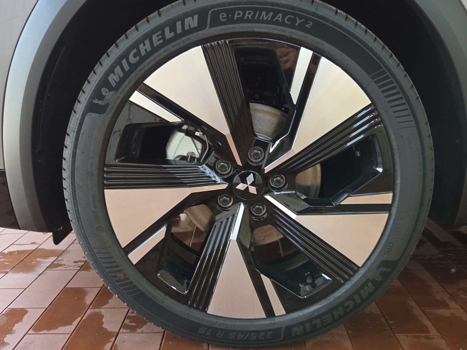 Fahrzeugabbildung Mitsubishi GRANDIS 1.8 HYBRID INTRO EDITION